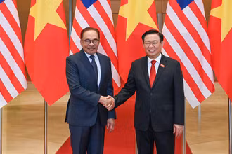 Chủ tịch Quốc hội Vương Đình Huệ và Thủ tướng Malaysia Anwar Ibrahim tại buổi tiếp. (Ảnh: DUY LINH)