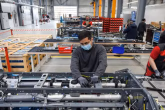 Công nhân làm việc tại một nhà máy ở Herten, Đức. (Ảnh: AFP/TTXVN)