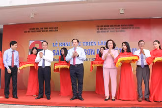 Thứ trưởng Bộ Văn hóa, Thể thao và Du lịch Tạ Quang Đông và các đại biểu cắt băng khai mạc triển lãm.