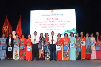 Lãnh đạo Công đoàn ngành y tế Hà Nội trao thưởng cho các cán bộ nữ ngành y tế Hà Nội tiêu biểu.