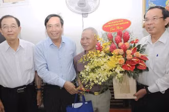 Đoàn công tác thăm, chúc mừng đồng chí Phạm Văn Phê. (Ảnh: Hồ Long)