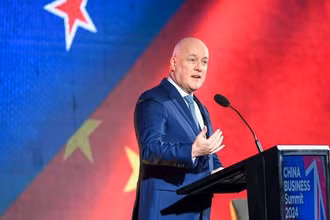 Thủ tướng New Zealand Christopher Luxon phát biểu tại một hội nghị. (Ảnh: THX/TTXVN)