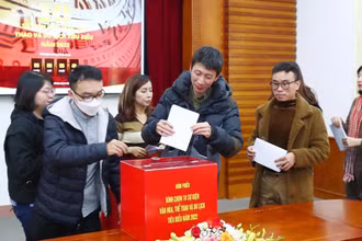 Đại diện phóng viên các cơ quan thông tấn báo chí bỏ phiếu bình chọn.