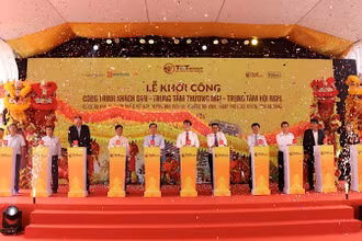 Các đại biểu thực hiện nghi lễ khởi công công trình Khách sạn-Trung tâm thương mại-Trung tâm hội nghị.
