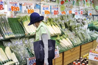 Người dân mua thực phẩm trong siêu thị ở Tokyo, Nhật Bản. (Ảnh: Kyodo/TTXVN)
