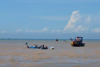 Một tàu cá bị chìm tại cửa biển La Gi. (Ảnh tư liệu)