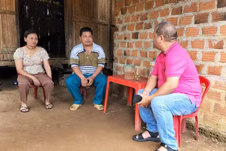 Vợ chồng anh A Miên trao đổi với phóng viên việc bị đối tượng Hồ Phước Nguyên lừa.