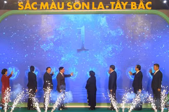 Các đại biểu khai mạc sự kiện “Sắc màu Sơn La–Tây Bắc”.