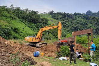 Lực lượng chức năng đã lập biên bản tạm giữ máy xúc và các vật chứng khác phục vụ công tác điều tra, xử lý.