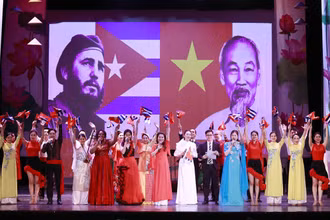 Tiết mục biểu diễn nghệ thuật chào mừng.