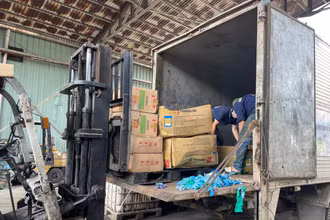 Lực lượng chức năng tiêu hủy thuốc lá nhập lậu và hàng hóa giả mạo nhãn hiệu.