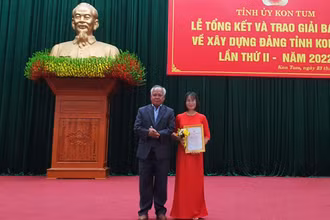 Phó Bí thư Thường trực Tỉnh ủy Kon Tum A Pớt trao giải A duy nhất cho tác giả Hoài Tiến.