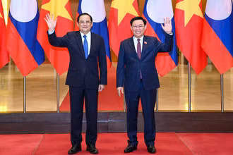 Chủ tịch Quốc hội Vương Đình Huệ và Thủ tướng Lào Sonexay Siphandone.