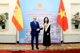 Thứ trưởng Ngoại giao Lê Thị Thu Hằng và Quốc vụ khanh về Ngoại giao và các vấn đề toàn cầu Tây Ban Nha Diego Martínez Belío.