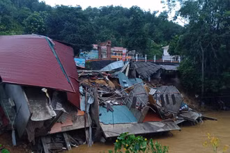 Nhiều nhà dân ở xã Yên Thành, huyện Quang Bình (Hà Giang) bị sập do nước lũ dâng cao.
