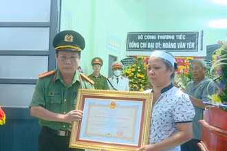 Thừa ủy quyền của Chủ tịch nước, đại tá Nguyễn Văn Ngàn trao Huân chương Bảo vệ Tổ quốc hạng Ba cho gia đình Đại úy Hoàng Văn Yên.