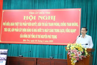 Đồng chí Nguyễn Thái Học, Phó Trưởng ban Nội chính Trung ương truyền đạt nội dung cuốn sách tại hội nghị.