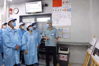 Chủ tịch UBND tỉnh Bắc Ninh Nguyễn Hương Giang tham quan Công ty Cổ phần Manutronics Việt Nam, Khu công nghiệp Tiên Sơn.