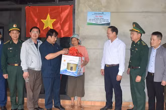Lãnh đạo UBND tỉnh Điện Biên trao quà tặng hộ nghèo ở bản Chăn Nuôi, xã Si Pa Phìn, huyện Nậm Pồ nhân dịp khánh thành nhà Đại đoàn kết.