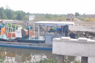 Phương tiện chở máy gặt đập liên hợp sẽ không qua được cầu nếu xây dựng như thiết kế hiện nay.
