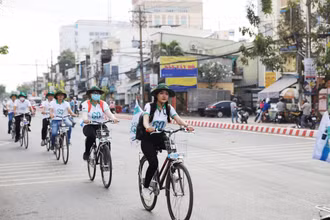Đạp xe cổ động hưởng ứng Giờ trái đất 2023 tại Cần Thơ.