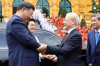 Tổng Bí thư Nguyễn Phú Trọng và Phu nhân chủ trì Lễ đón Tổng Bí thư, Chủ tịch Trung Quốc Tập Cận Bình và Phu nhân. (Ảnh: TTXVN)