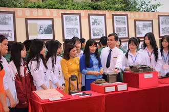Học sinh trong tỉnh Yên Bái tham quan các hiện vật lịch sử. (Ảnh: THANH SƠN)