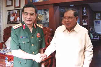 Đại tướng Phan Văn Giang tới thăm đồng chí Bounnhang Vorachith, nguyên Tổng Bí thư, Chủ tịch nước Lào.