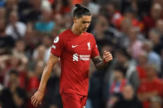 Nunez lĩnh thẻ đỏ, khiến Liverpool phải thi đấu thiếu người. (Nguồn: Getty Images/TTXVN)