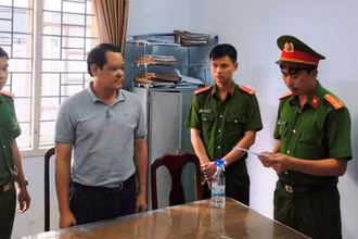 Cơ quan Cảnh sát điều tra Công an tỉnh Đắk Nông thực hiện lệnh bắt tạm giam đối với Phạm Văn Cửu.