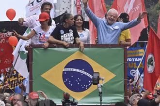 Ứng cử viên Tổng thống Brazil Luiz Inácio Lula da Silva (phải) tại cuộc vận động tranh cử ở Sao Paulo, Brazil, ngày 29/10/2022. (Ảnh: AFP/TTXVN)