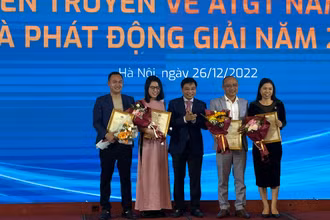 Bộ trưởng Giao thông vận tải Nguyễn Văn Thắng trao giải Nhất cho các tác giả đoạt giải.