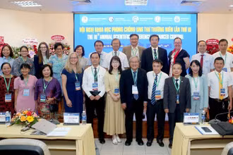 Các đại biểu dự hội nghị chụp ảnh lưu niệm.
