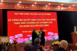 Đồng chí Nguyễn Xuân Thắng phát biểu tại buổi lễ và tặng hoa chúc mừng đại diện gia đình cố Giáo sư, Nhà giáo Nhân dân Nguyễn Đức Bình .