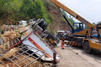Lực lượng cứu hộ Công an tỉnh Phú Yên đang đưa người bị kẹt trong xe ra ngoài trong vụ tai nạn tại huyện Tuy An. 