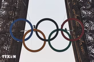 Biểu tượng Olympic được dựng trên tháp Eiffel ở thủ đô Paris, Pháp, ngày 7/6/2024. (Ảnh: THX/TTXVN)