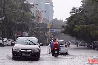Mưa to gây ngập nước cục bộ điểm đường nội thị trước cổng trường THPT Đào Duy Từ và THCS Trần Mai Ninh, thành phố Thanh Hóa.