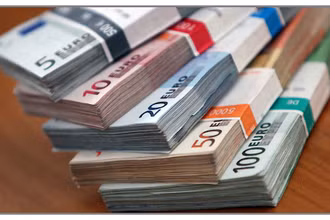Đồng tiền giấy euro. (Ảnh: THX/TTXVN)