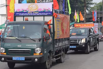 Đoàn xe cổ động hưởng ứng Tháng hành động Quốc gia phòng, chống HIV/AIDS năm 2022 và Ngày Thế giới phòng, chống AIDS.