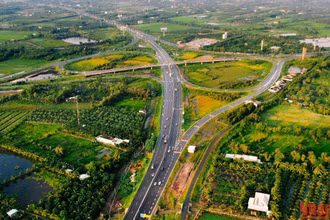 Đường cao tốc Trung Lương-Mỹ Thuận nhìn từ trên cao. 