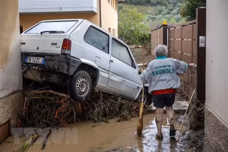 Ô-tô bị nước lũ cuốn trôi do bão Ciaran tại Montemurlo, Italy, ngày 3/11/2023. (Ảnh: AFP/TTXVN)