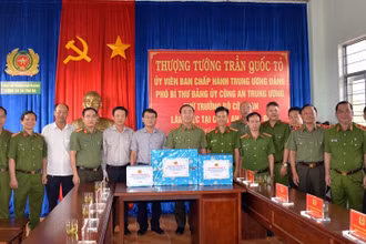 Thượng tướng Trần Quốc Tỏ, Thứ trưởng Công an tặng quà Công an xã Trà Đa, thành phố Pleiku.