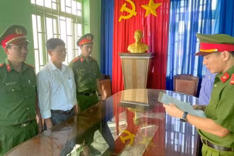 Cơ quan chức năng đọc lệnh bắt bị can Phạm Đình Nhất, nguyên Chánh văn phòng HĐND-UBND huyện Bù Đăng (Ảnh: VT)