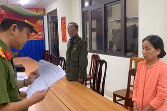 Bà Nguyễn Thị Thùy Hương và ông Lê Thanh Châu tại cơ quan công an. (Ảnh: Công an cung cấp)