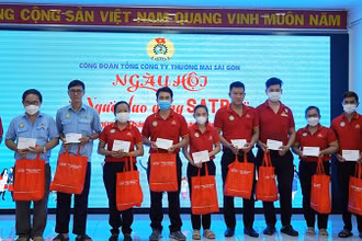 Đại diện Ban tổ chức chương trình tặng quà đến đoàn viên, người lao động.