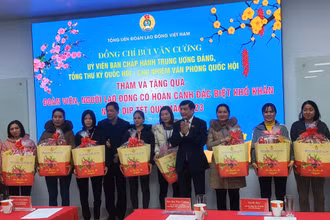 Tổng thư ký Quốc hội Bùi Văn Cường trao quà Tết tặng công nhân lao động Hải Dương.
