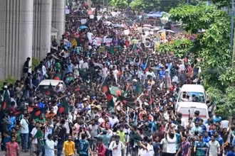 Người dân tham gia biểu tình phản đối chế độ hạn ngạch việc làm nhà nước tại Dhaka, Bangladesh, ngày 10/7/2024. (Ảnh: Getty Images/ TTXVN)