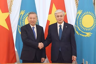 Tổng Bí thư Tô Lâm và Tổng thống Kazakhstan Kassym-Jomart Tokayev chụp ảnh chung trước hội đàm cấp Nhà nước. (Ảnh: Thống Nhất/TTXVN)