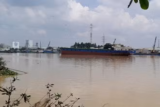 Khu vực hiện trường tàu Bảo Long 03 đi trên sông Đồng Nai phía dưới đường dây vi phạm khoảng cách an toàn gây phóng điện pha C.