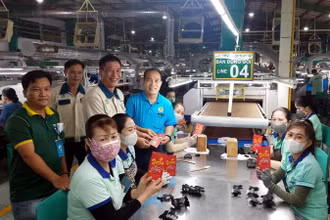 Công nhân phấn khởi trong ngày đầu tiên đi làm trở lại sau đợt nghỉ Tết tại Đồng Nai.